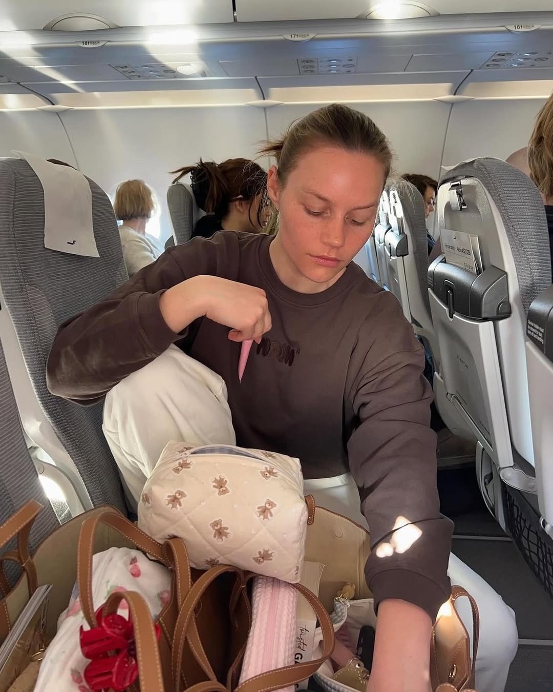 modno urejena ženska pozira na letalu