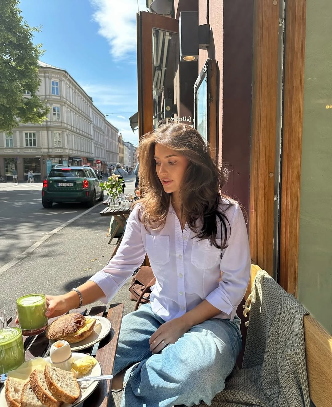 modno urejena ženska pozira zunaj