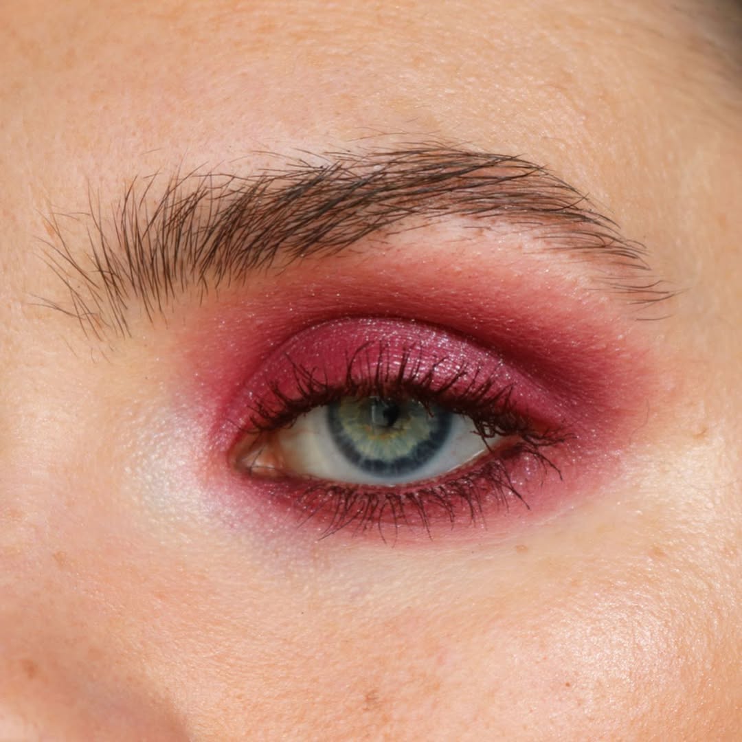 maskara v odtenku burgundsko rdeče