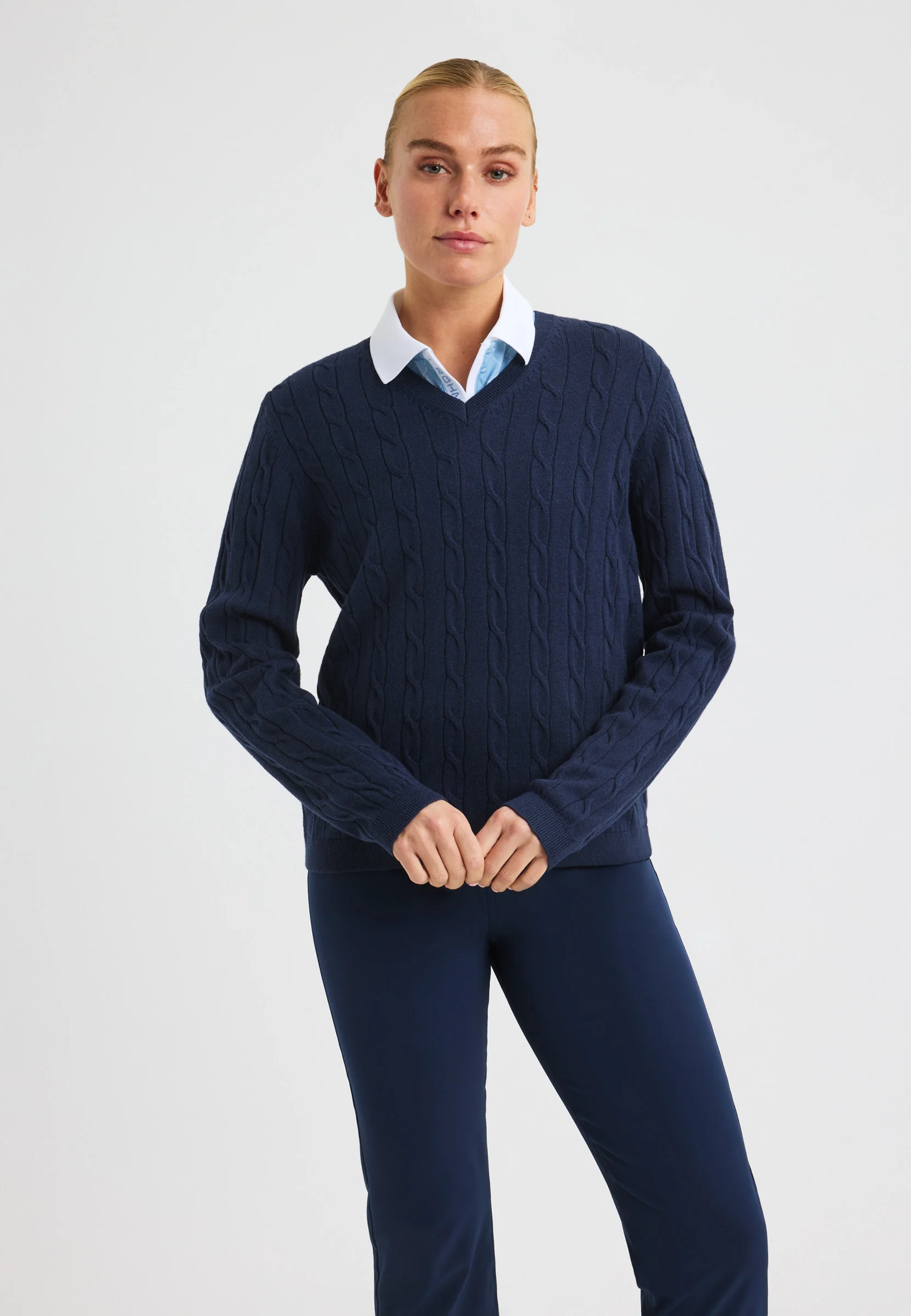 ženska nosi pleten pulover