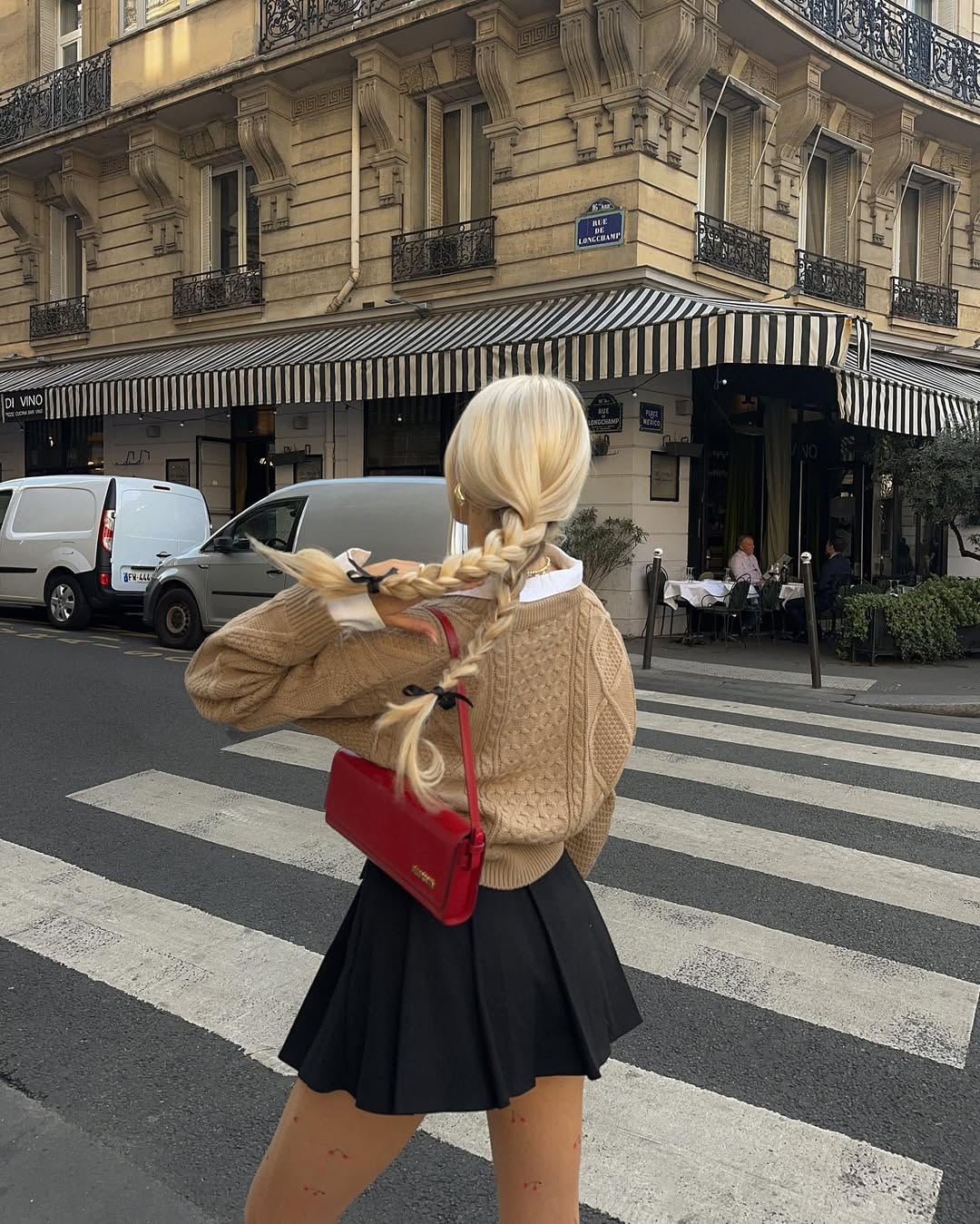 ženska nosi pleten pulover