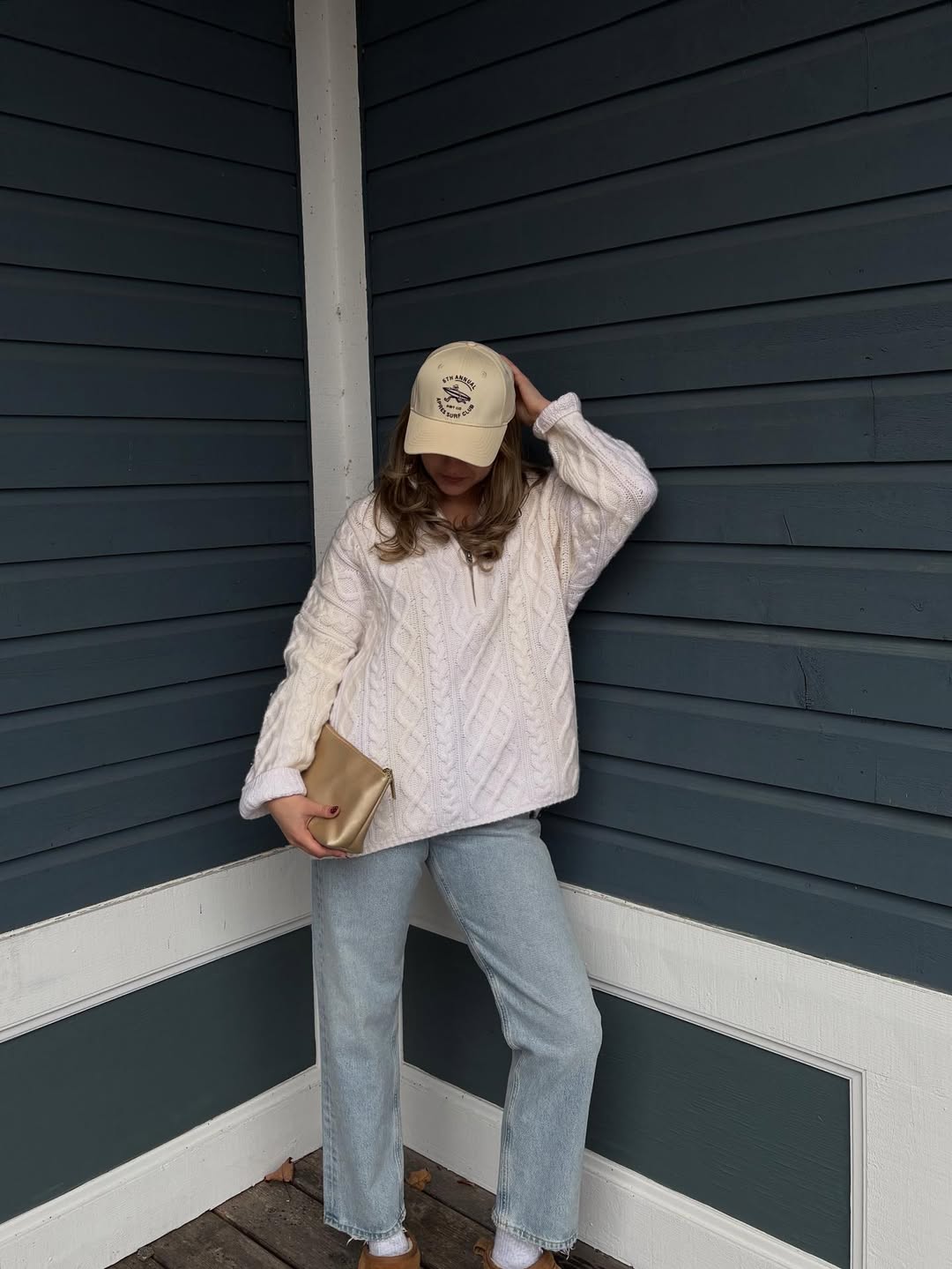 ženska nosi pleten pulover