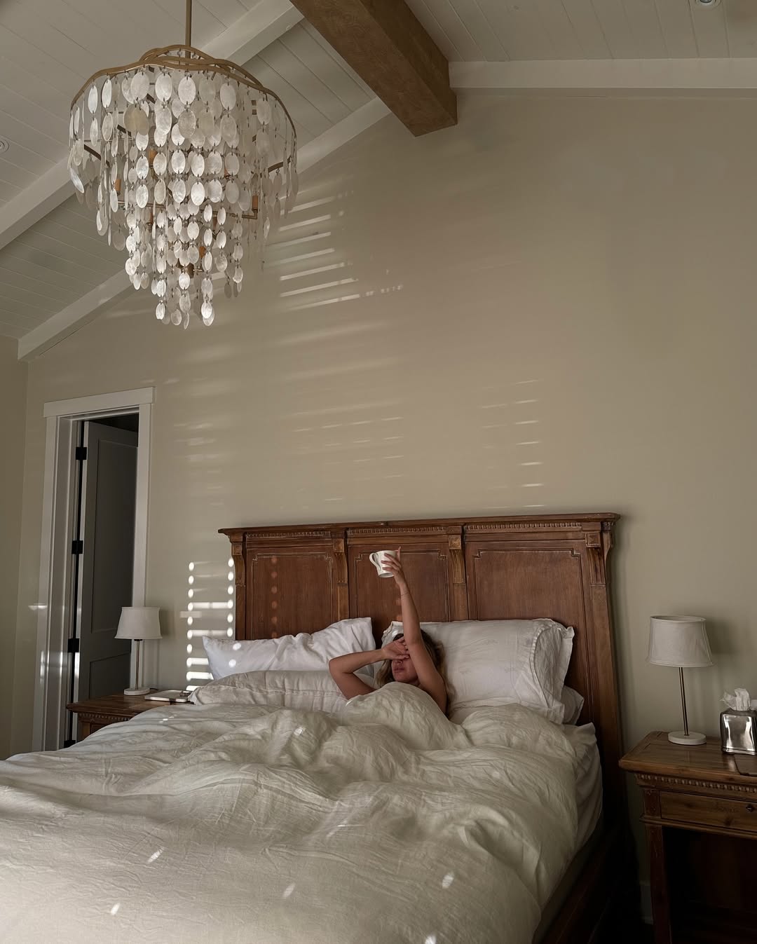 ženska se razteza v postelji