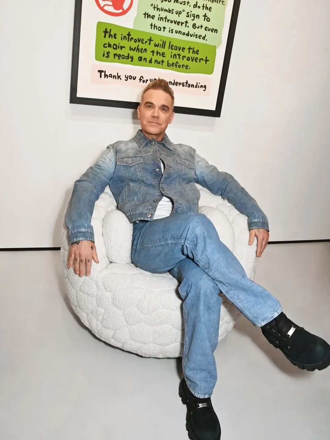 stol, ki ga je oblikoval Robbie Williams