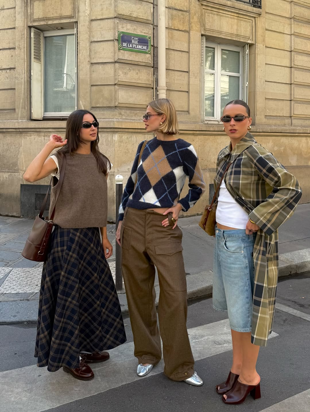 Prijateljice na ulici v oblačilih s karirastimi vzorci