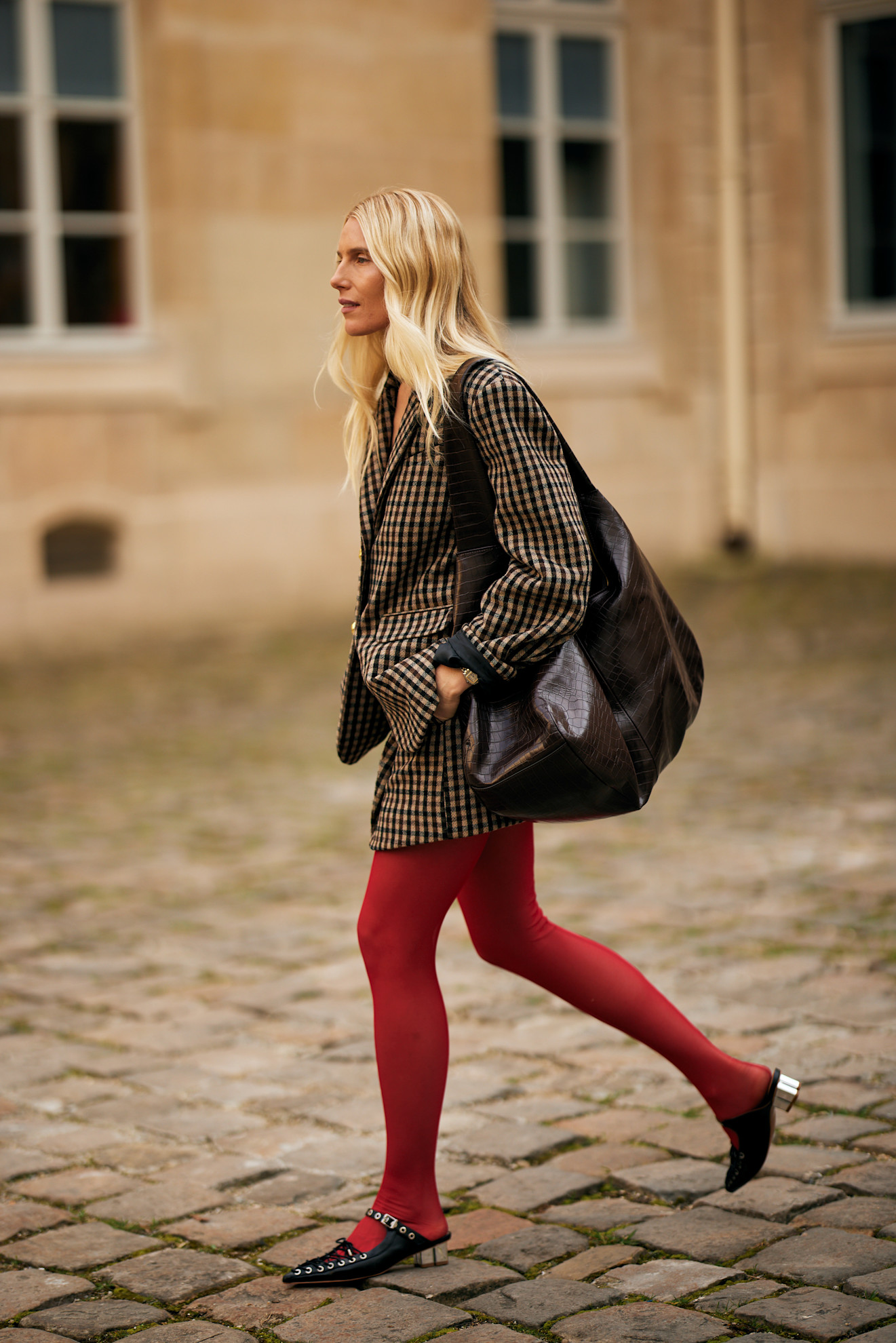 Ženska v krilu v rdečih hlačnih nogavicah