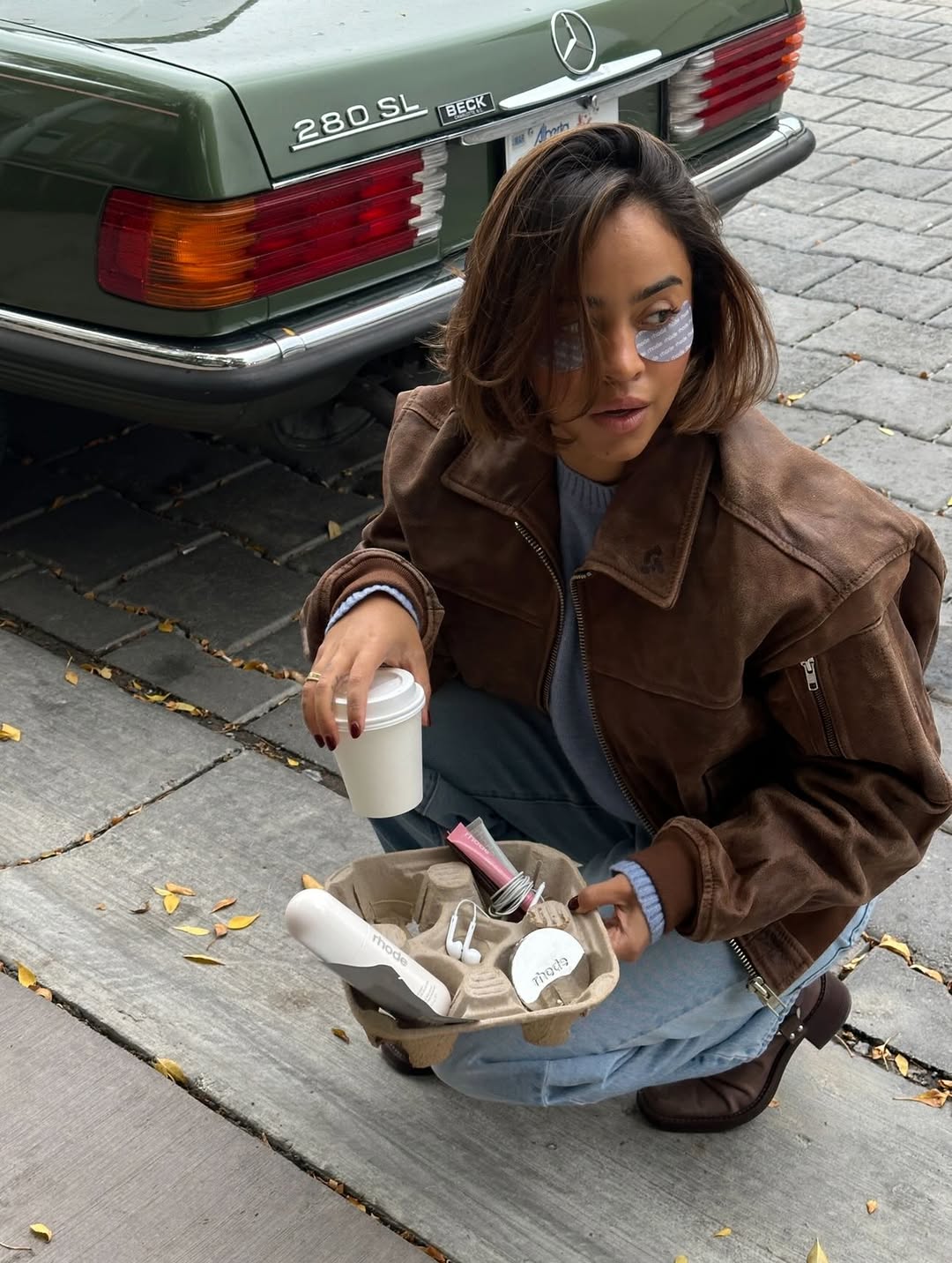 Ženska, ki kleči in ima v rokah kavo