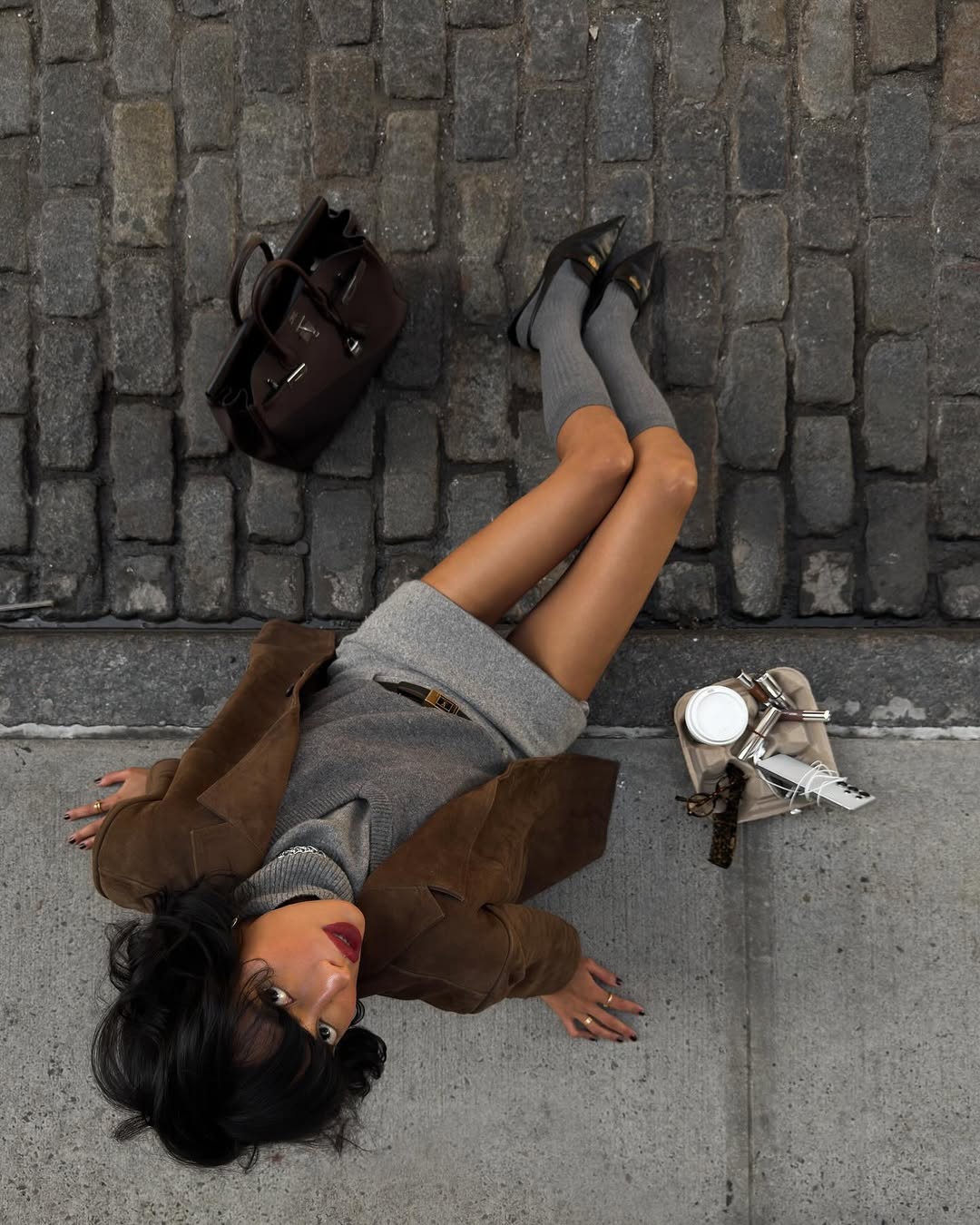 Ženska, ki sedi na tleh