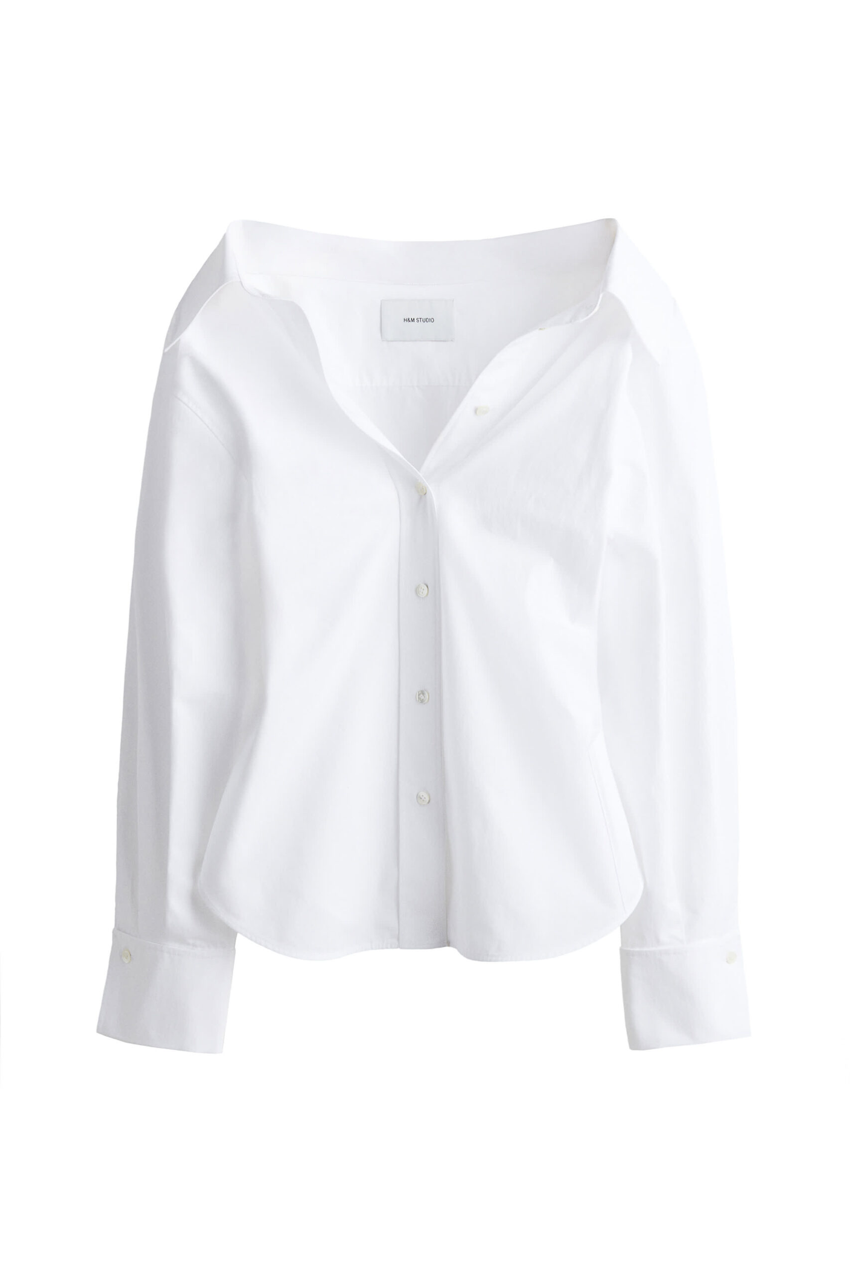 bela srajca na belem ozadju