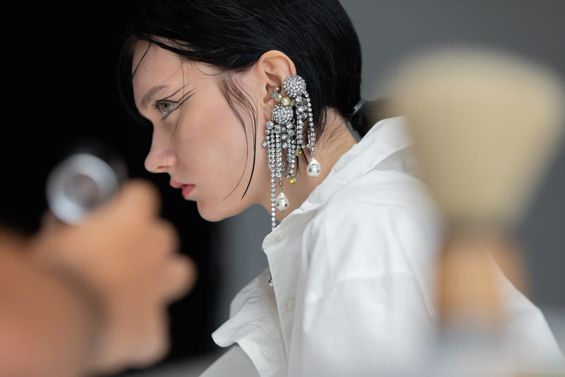 ženska s srebrnimi uhani