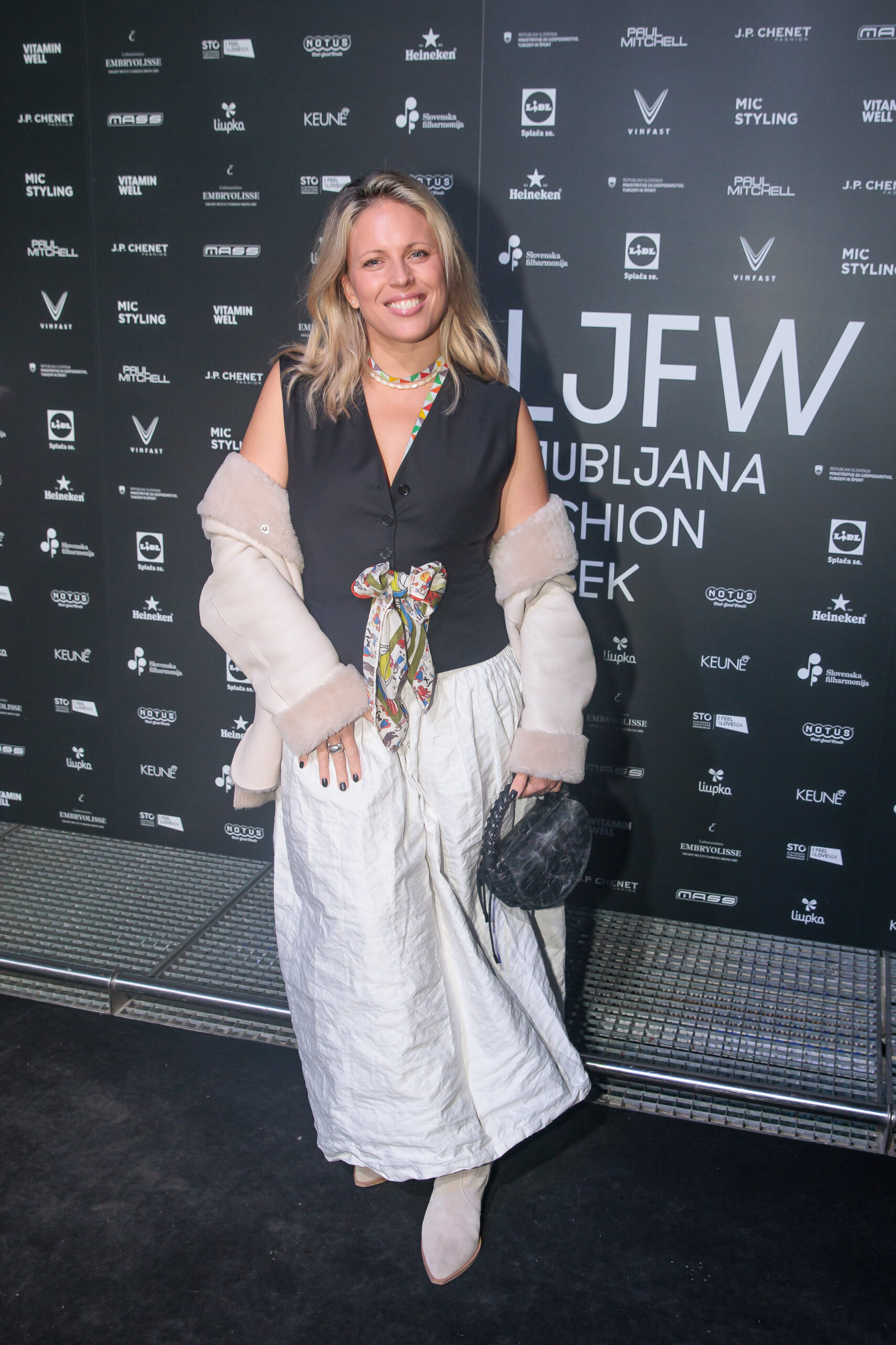 Manja Stević, LJFW, pozira nasmejano pred wallom