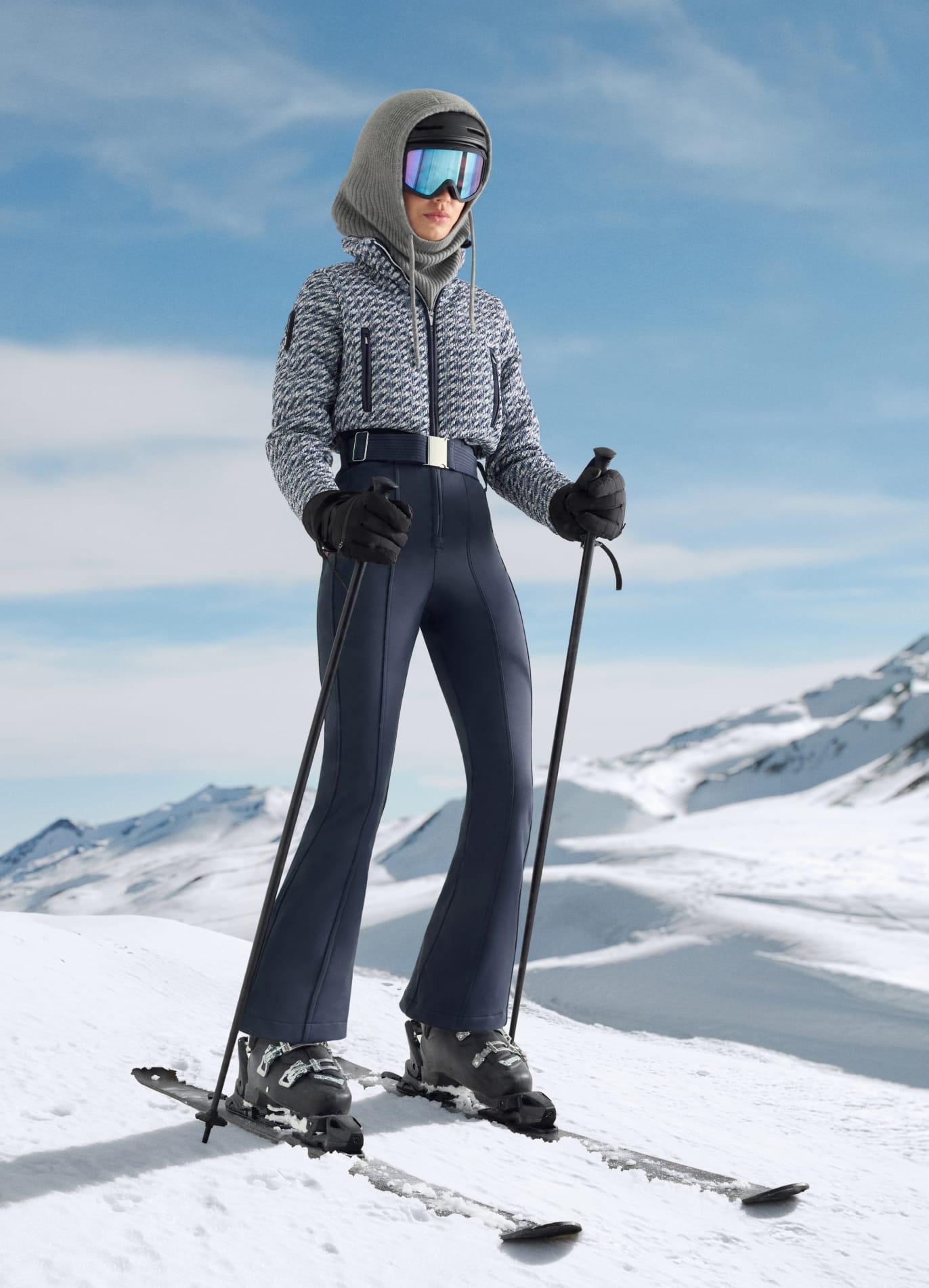 Ženska v smučarski opremi na snegu