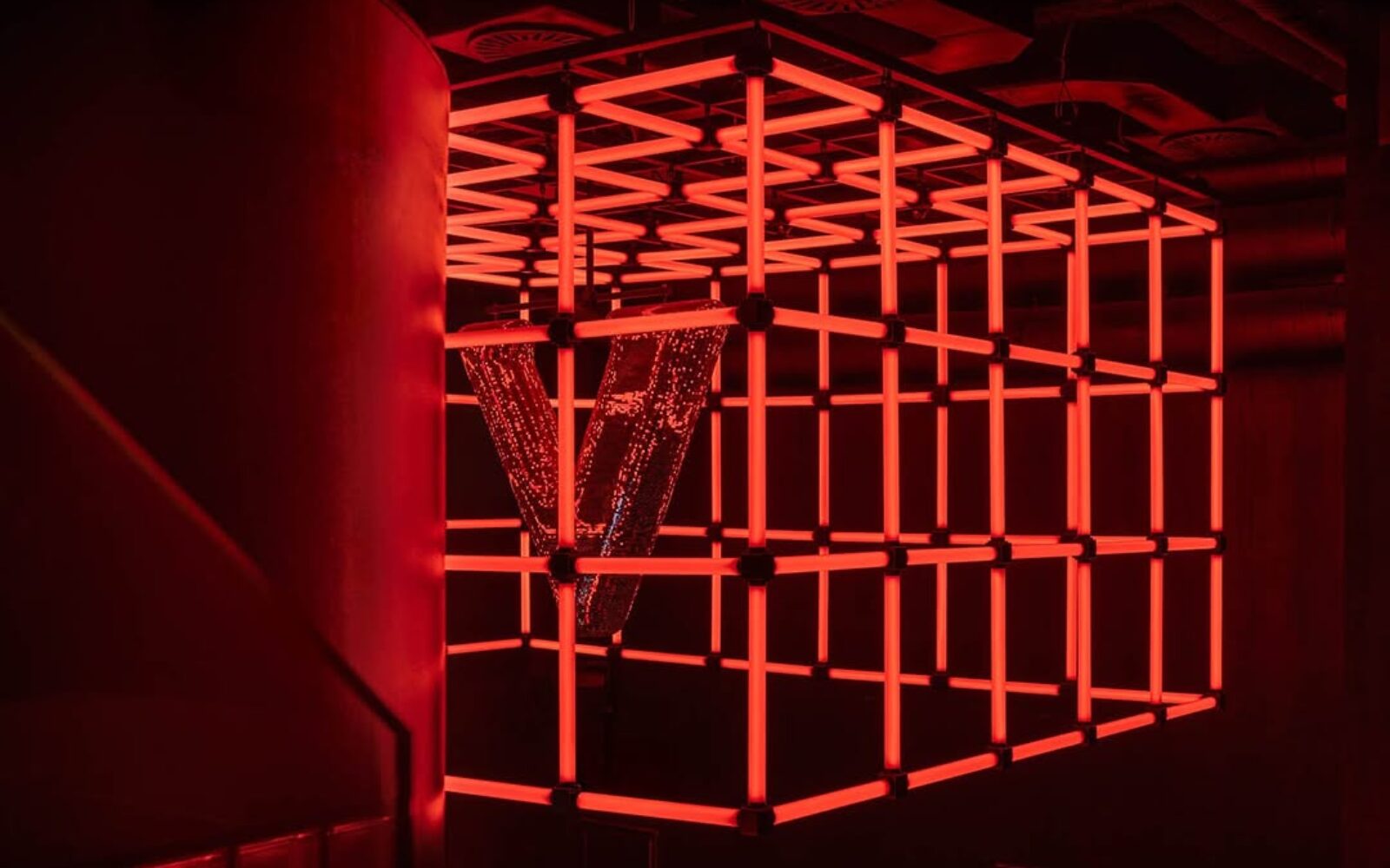 Rdeč biser nočnega življenja na Ibizi