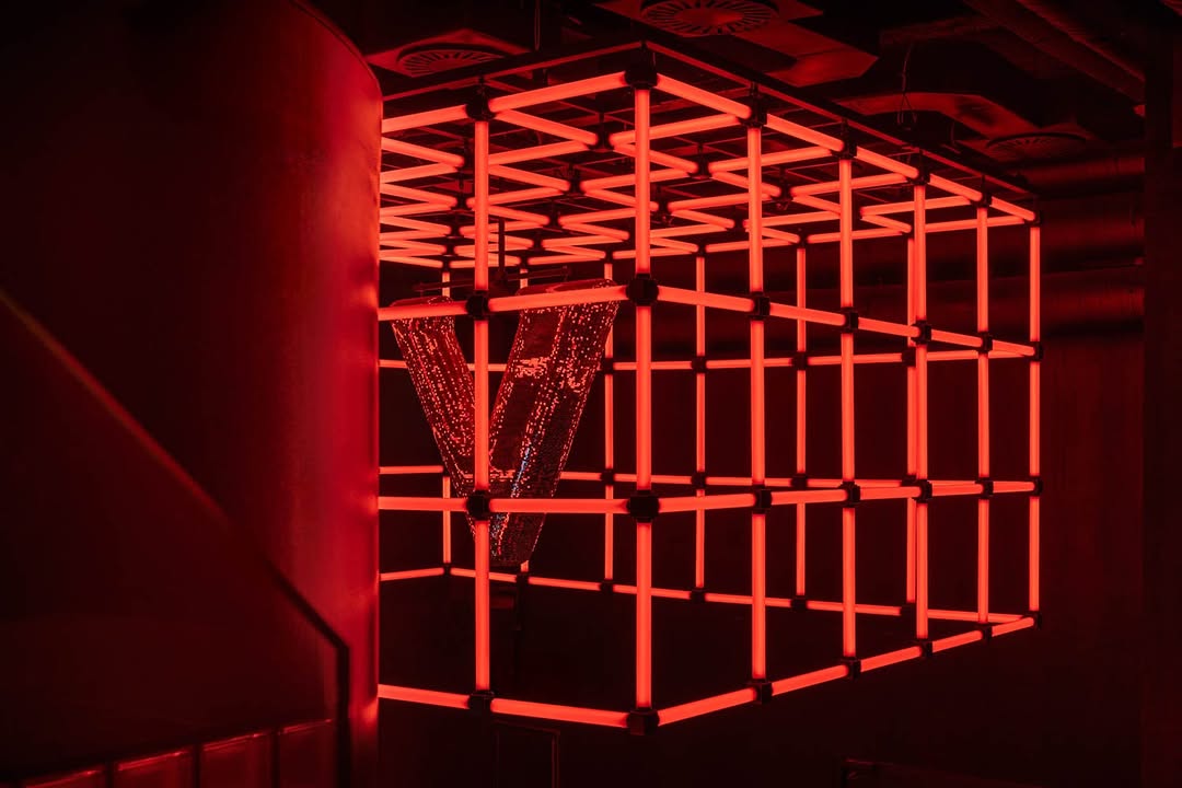 Rdeč biser nočnega življenja na Ibizi