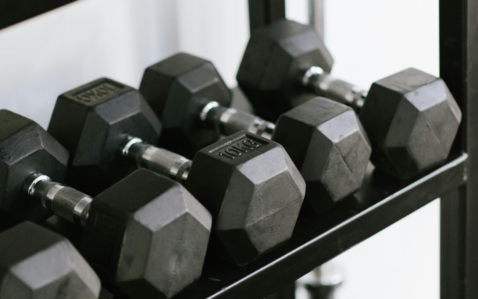 serija uteži na polici