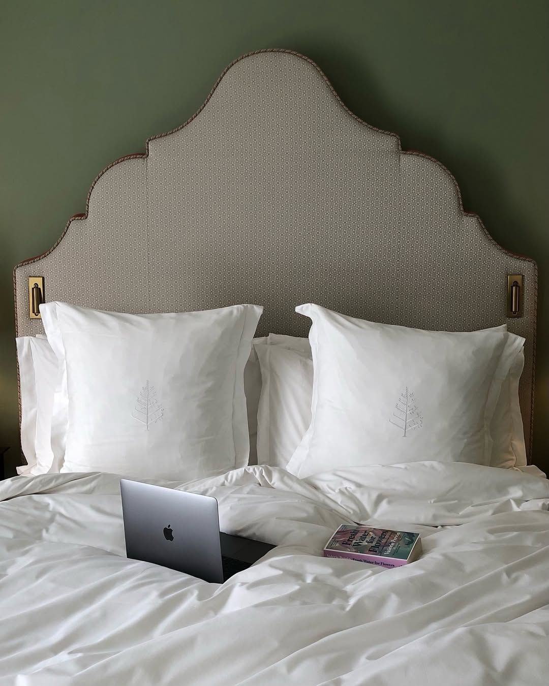 Postelja, na kateri je laptop