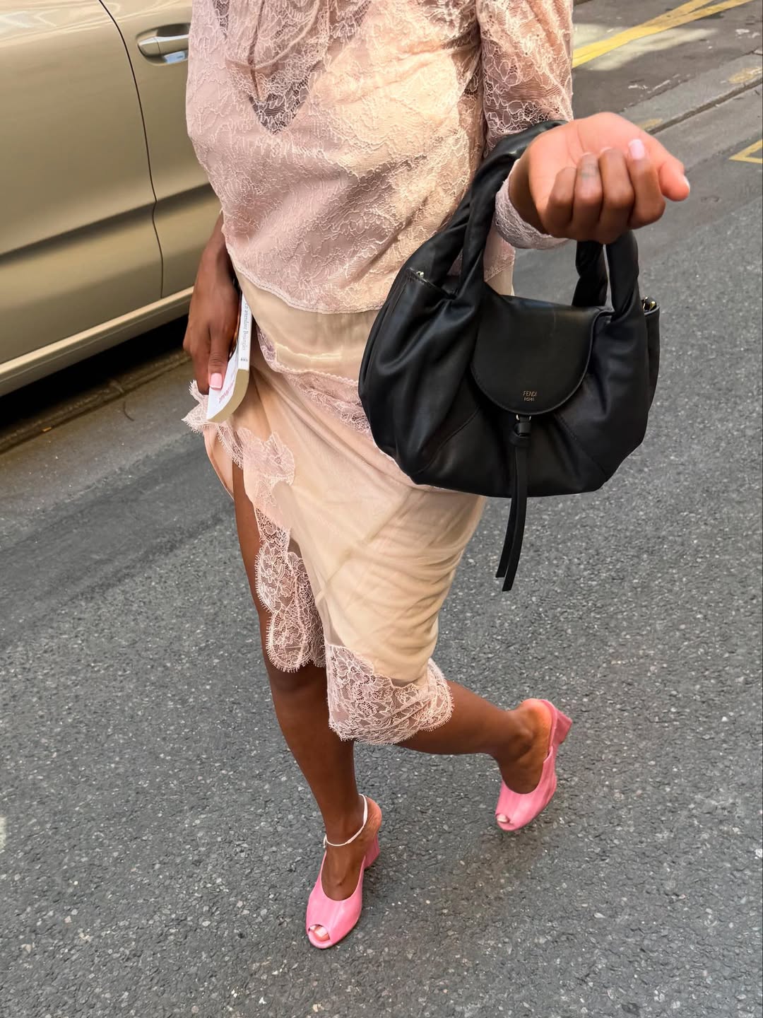 Ženska, ki hodi po ulici v čevljih z debelim podplatom