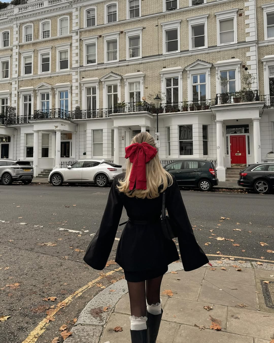 Ženska z rdečo pentljo v laseh