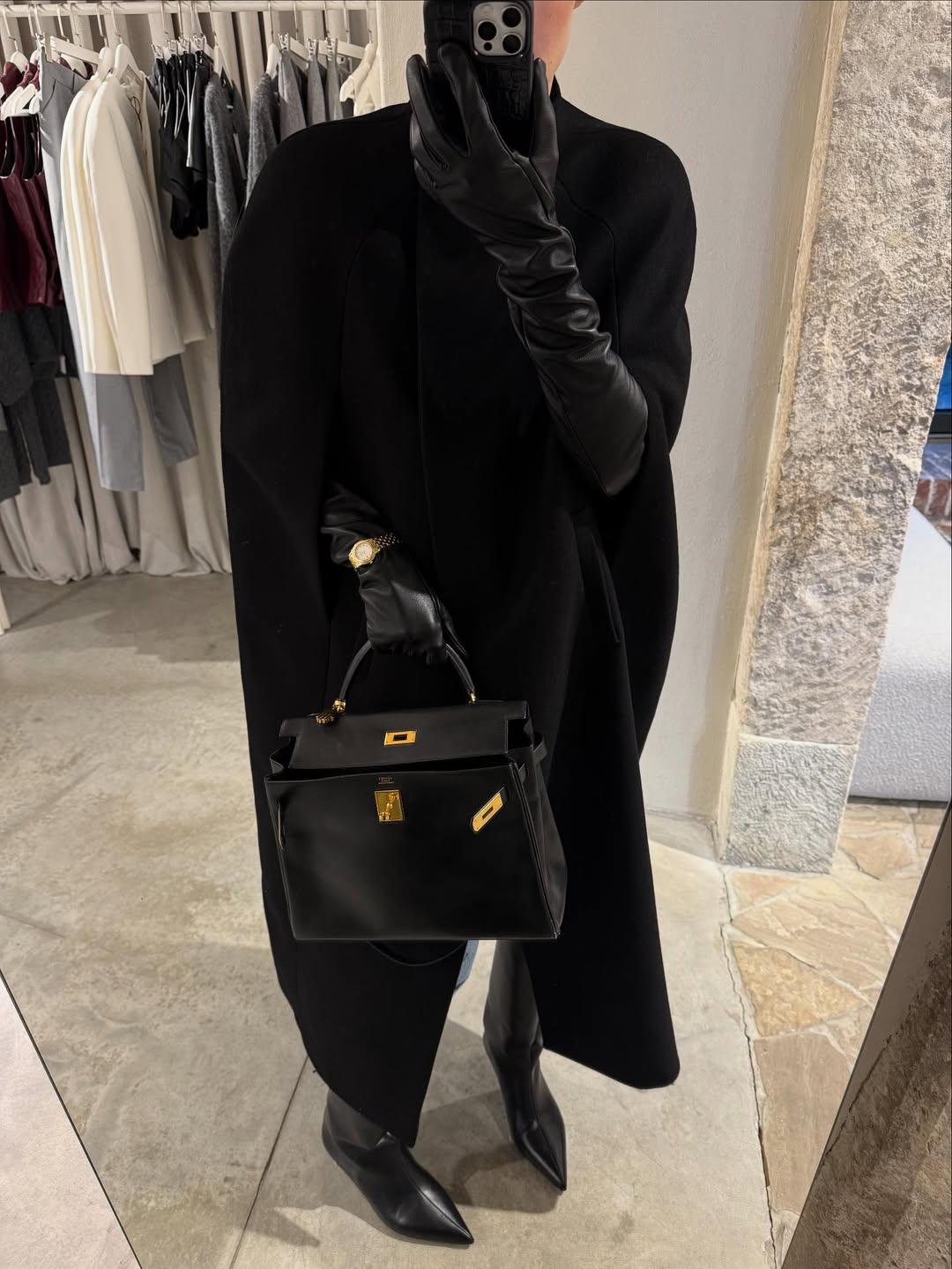 Ženska, ki se slika v ogledalu z dolgimi rokavicami