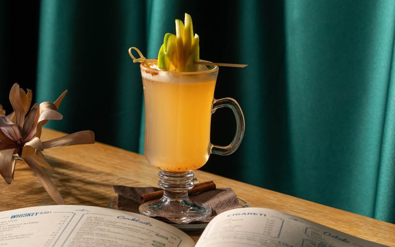 Pozabite na kuhano vino, letošnjo zimo bo v ospredju ta praznična pijača