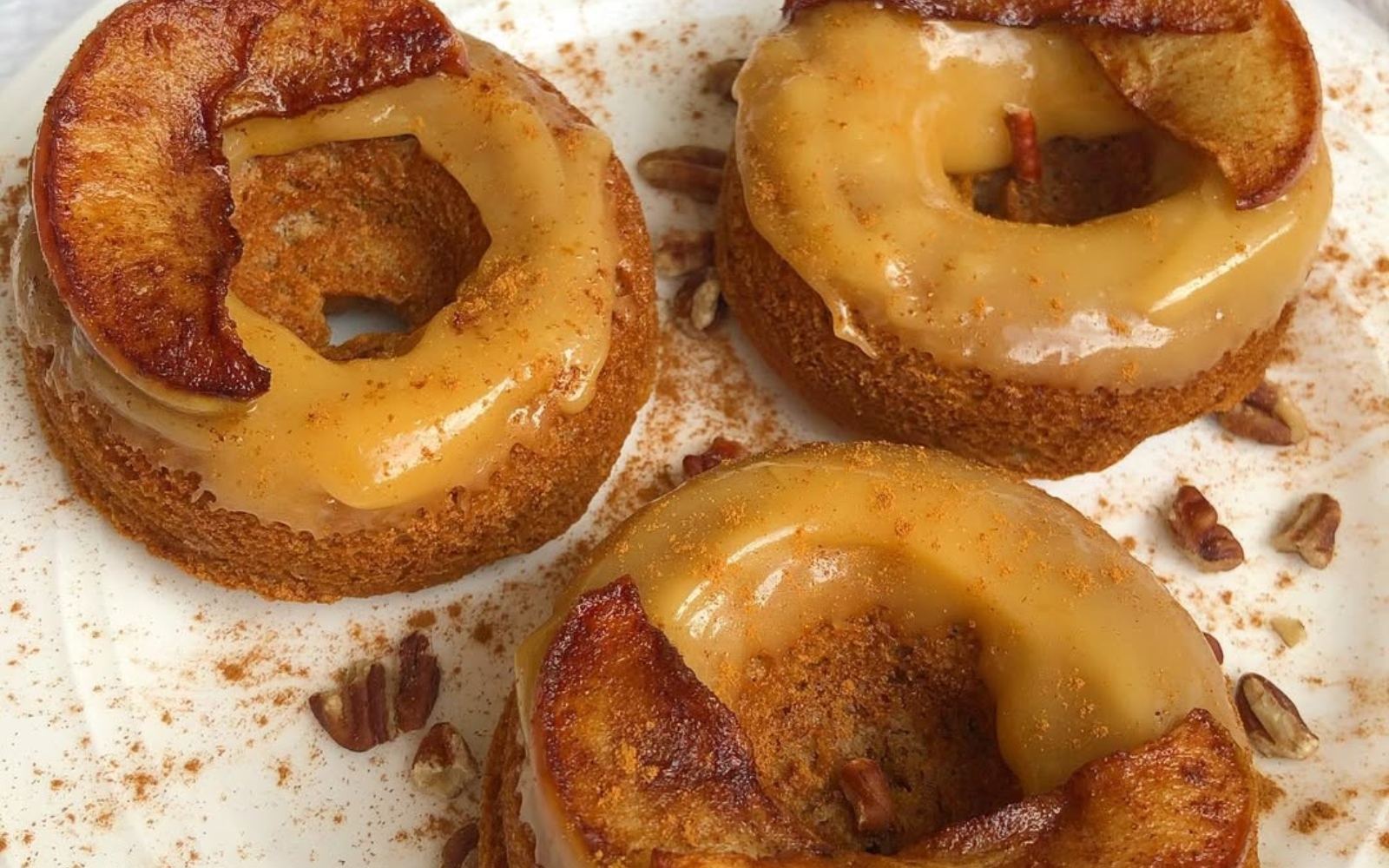 To so viralni jabolčni “krofi”, ki so pripravljeni v samo 20 minutah