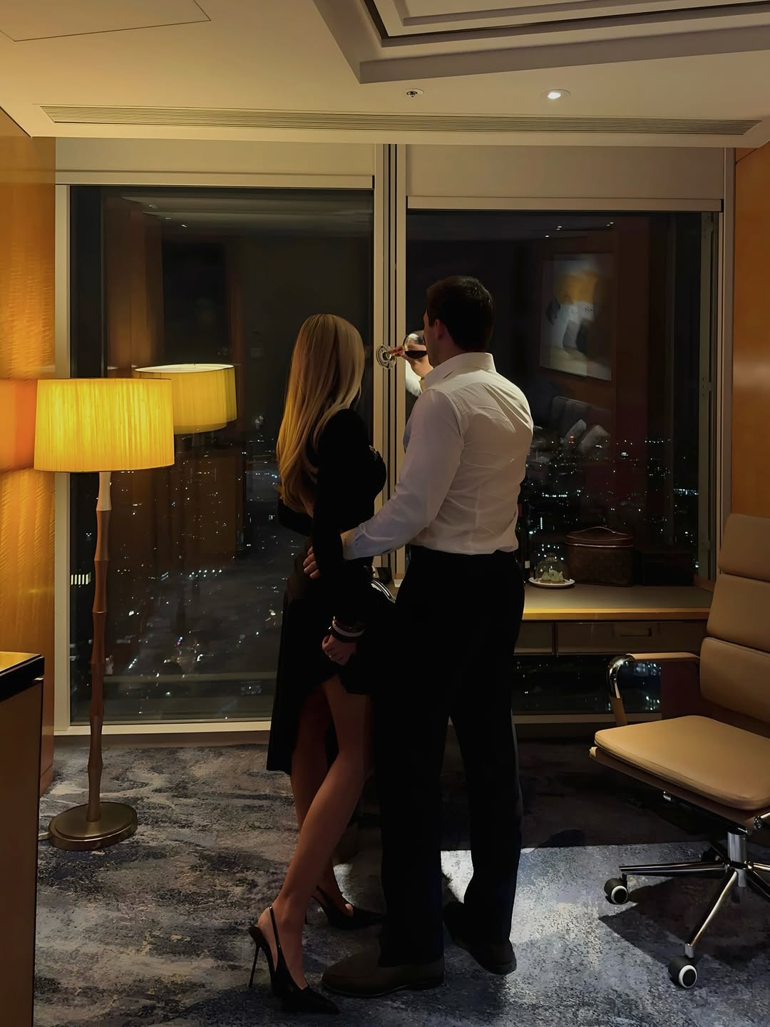 Partnerja, ki gledata razgled