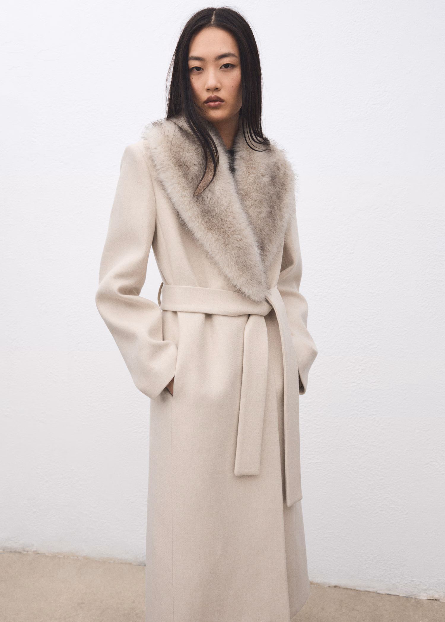 Plašč z detajli iz umetnega krzna