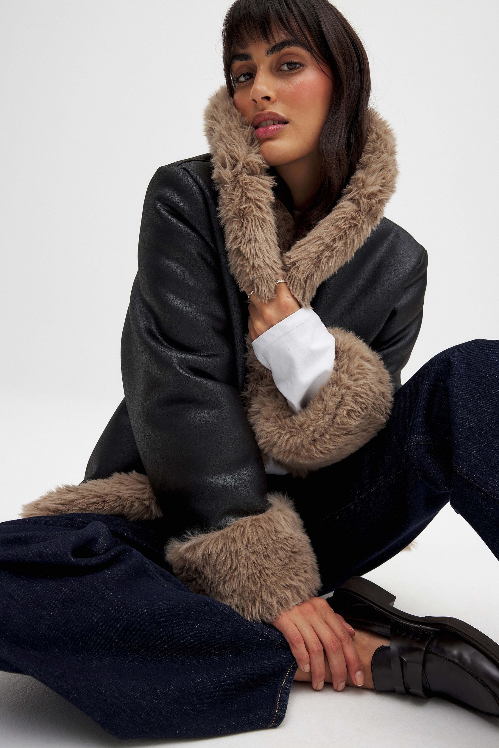 Plašč z detajli iz umetnega krzna