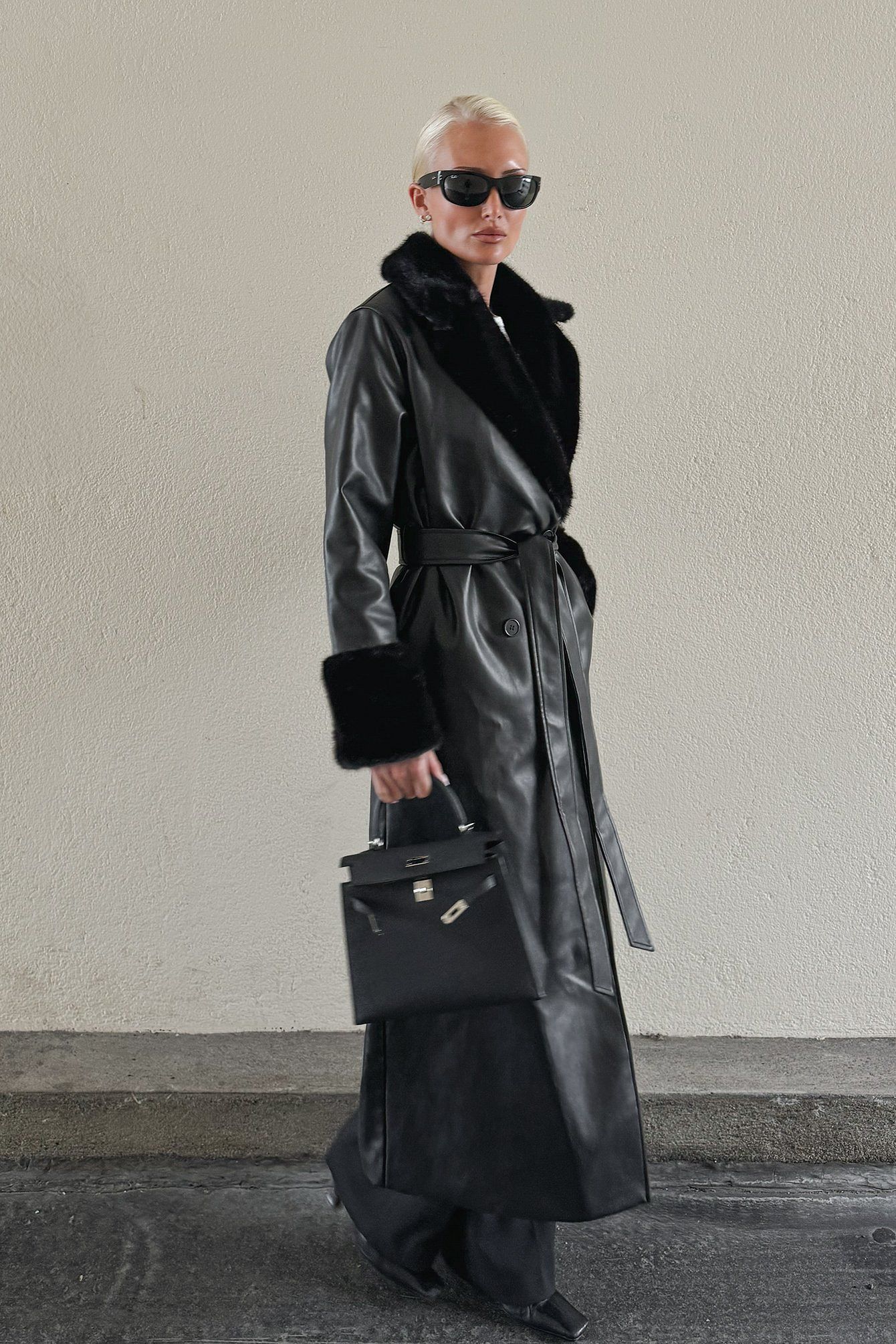 Plašč z detajli iz umetnega krzna