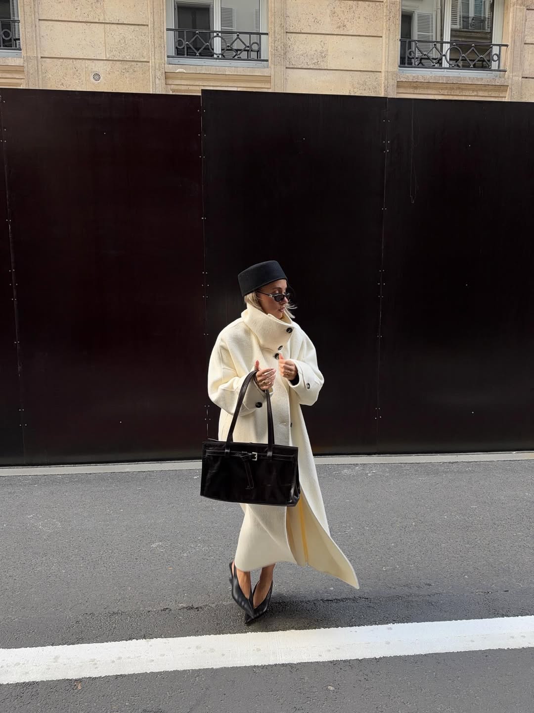 Ženska v zimskem videzu s pillbox klobukom