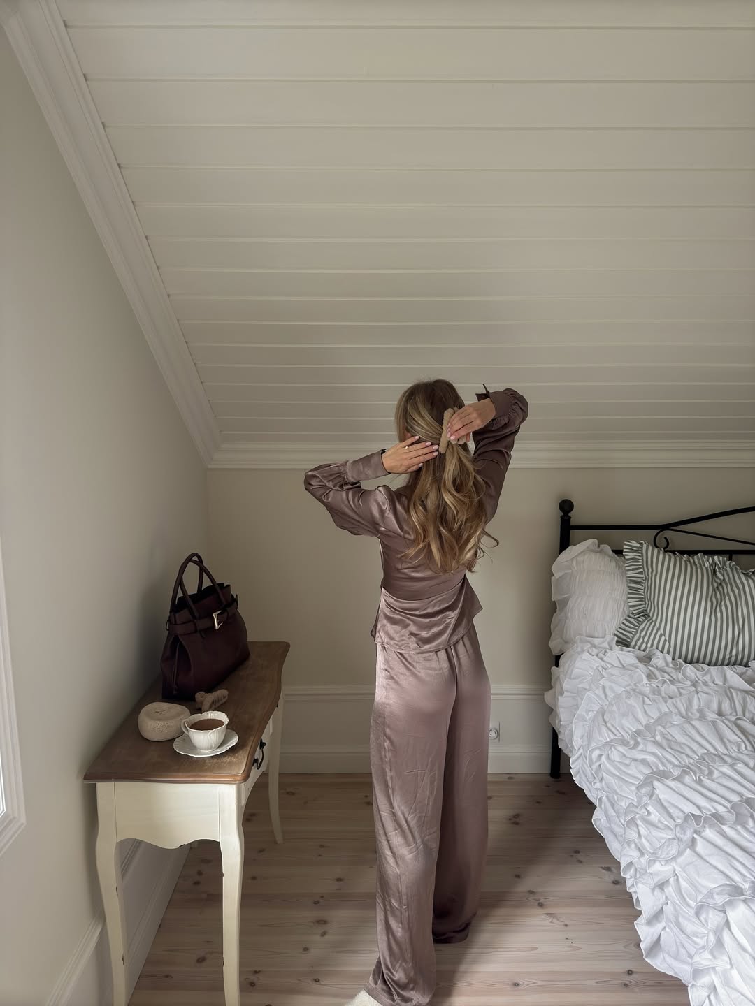 Ženska z lepimi lasmi, ki stoji ob postelji