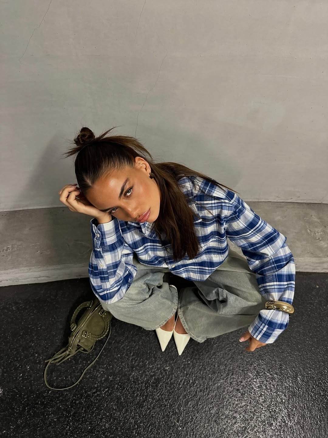 Ženska, ki sedi na tleh in pozira