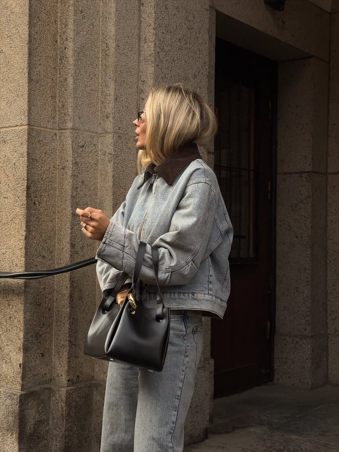 Ženska sredi ulice s torbico