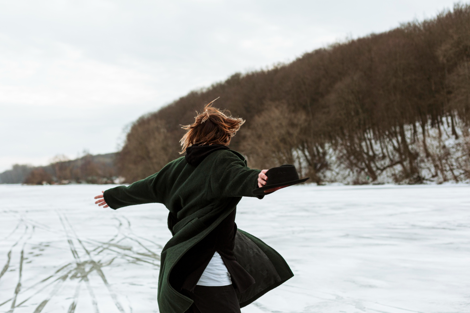 ženska v naravi na snegu