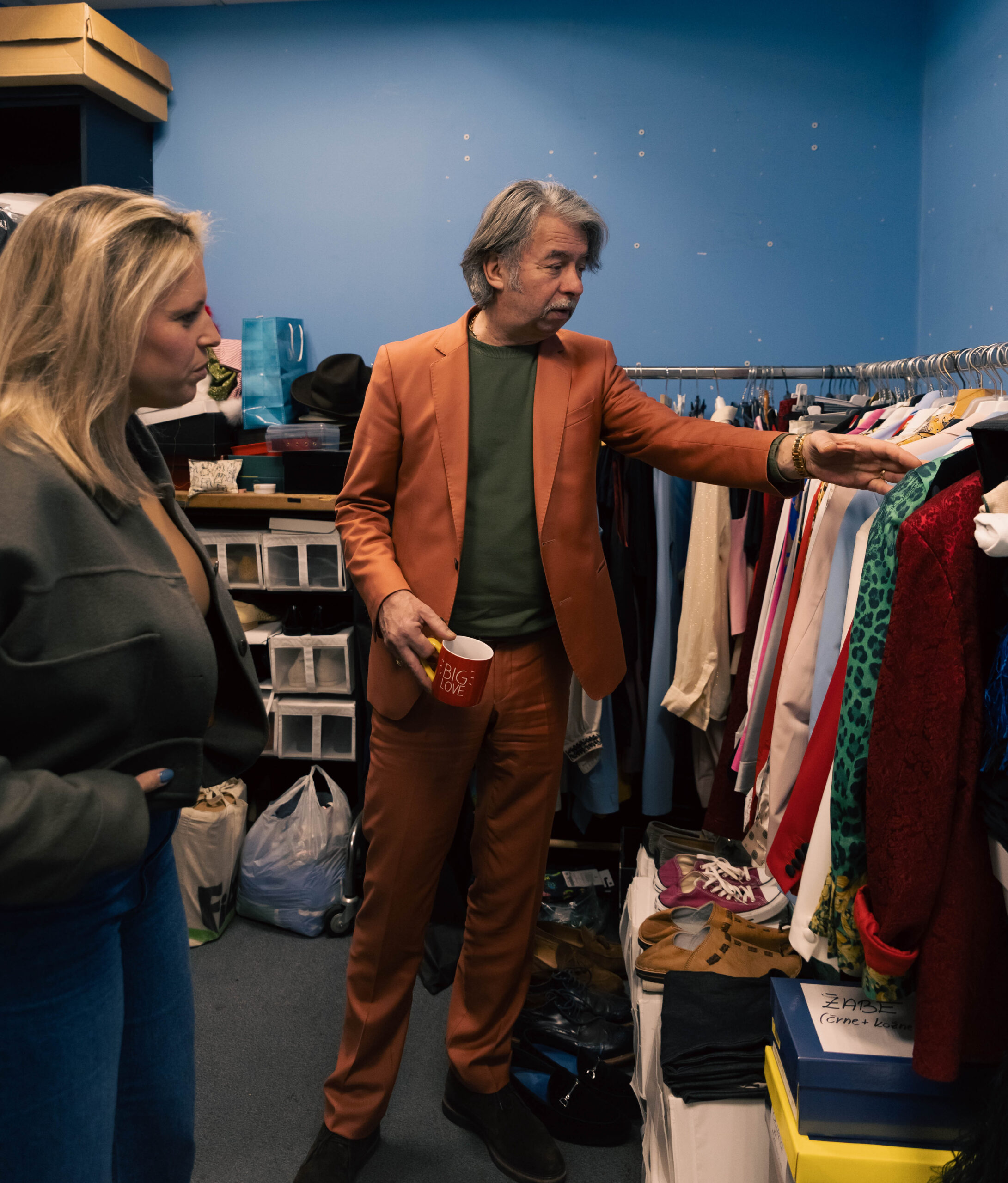 manja in magnifico pred čevlji in oblekami