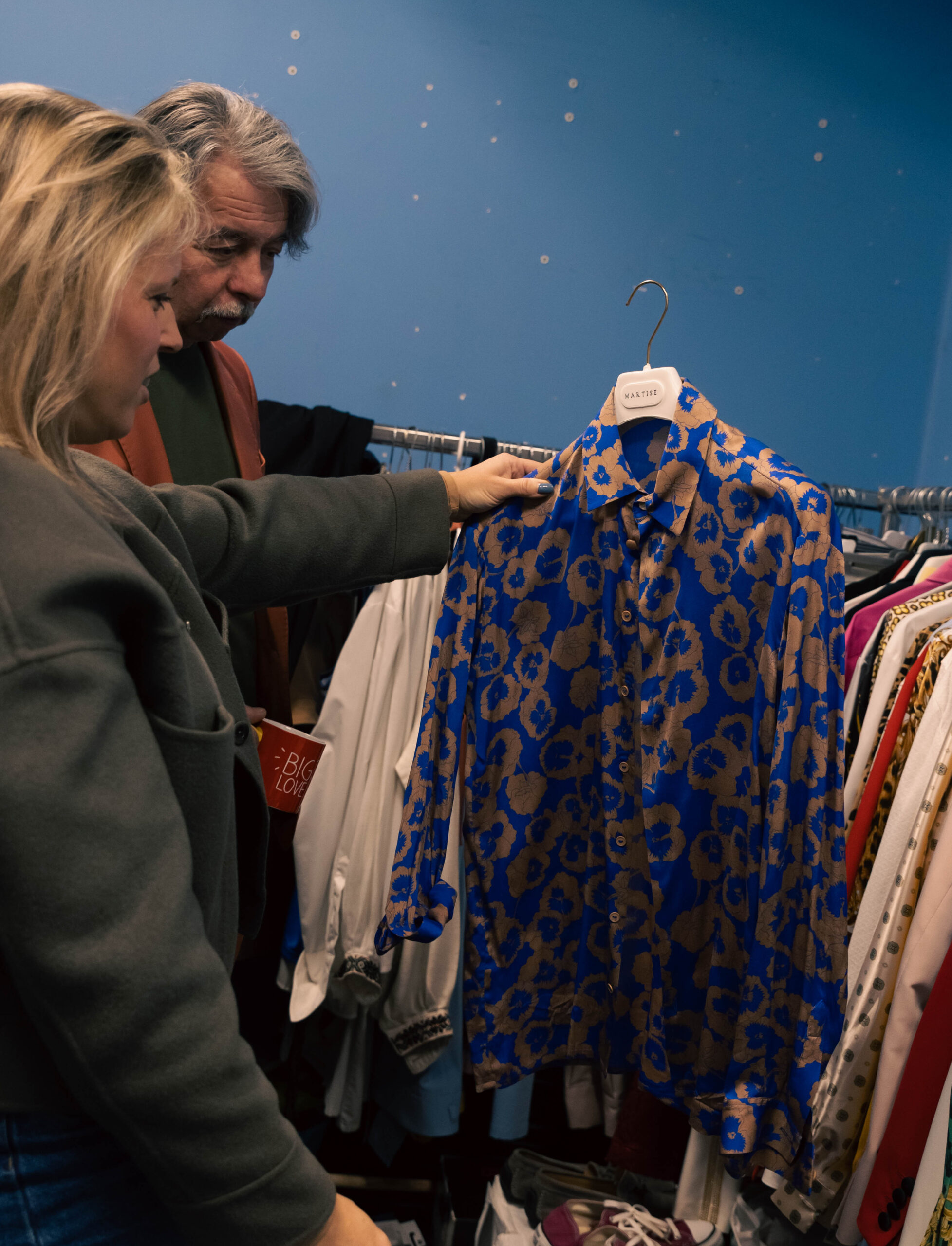 srajca, ki jo drži magnifico