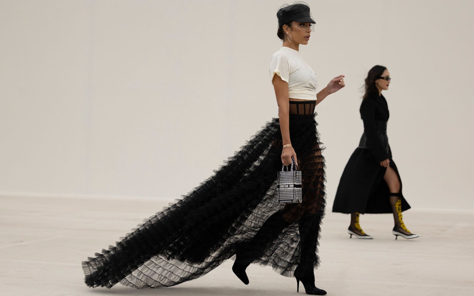 5 odličnih kombinacij s prosojnimi oblačili