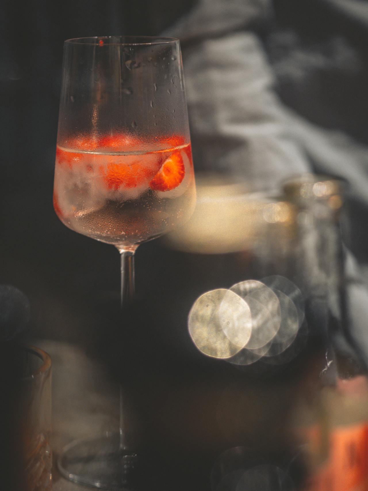 alkoholna pijača z jagodami in ledom