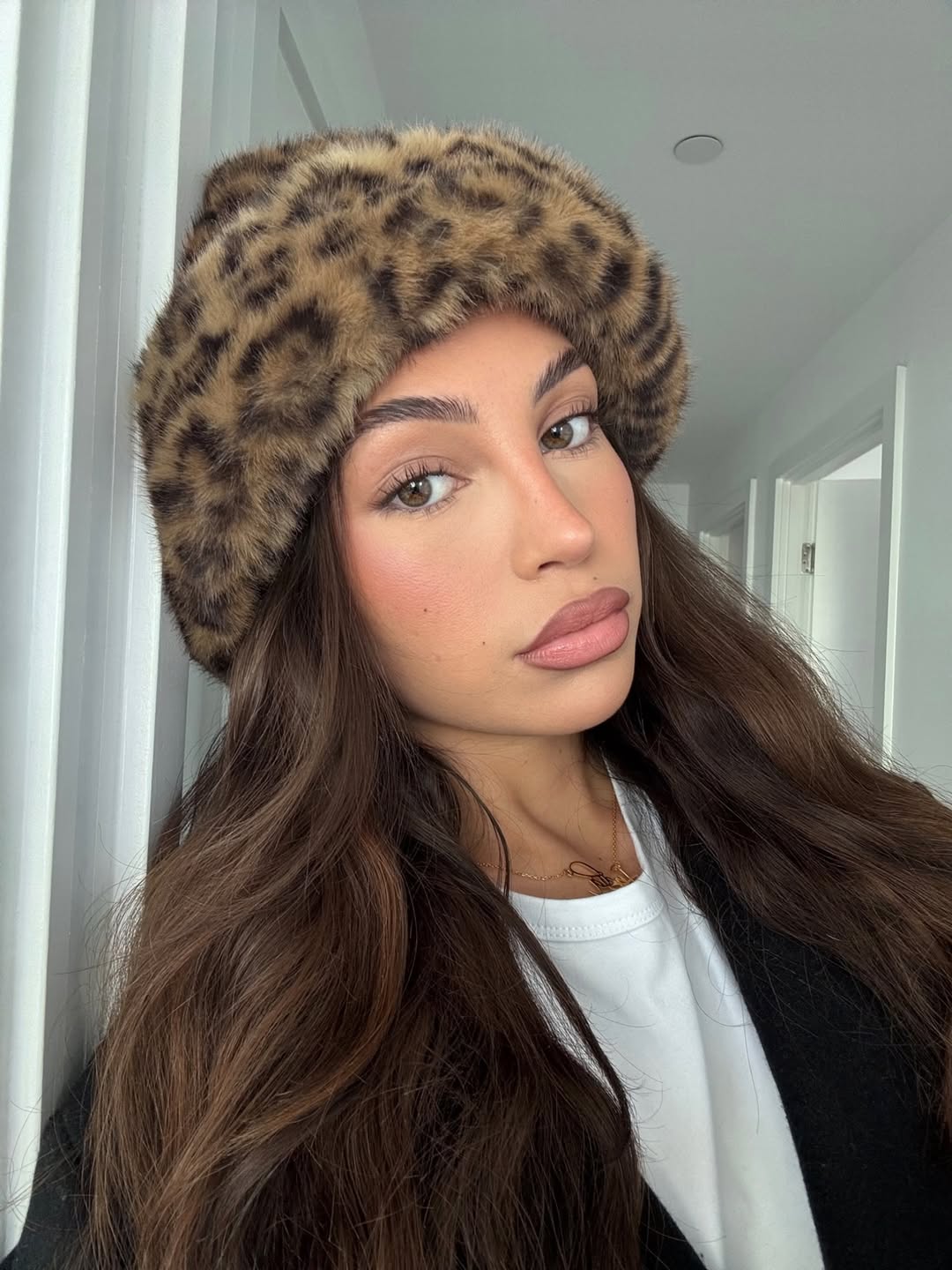 Ženska s kapo z leopardjim vzorcem