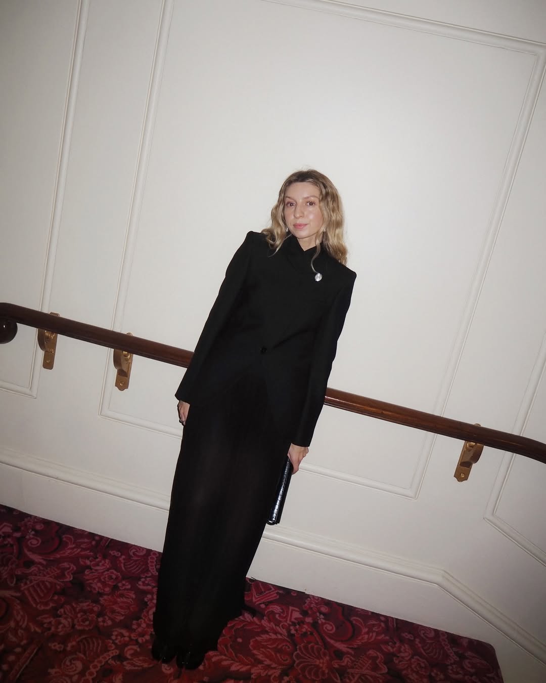 Ženska v črnem kostimu