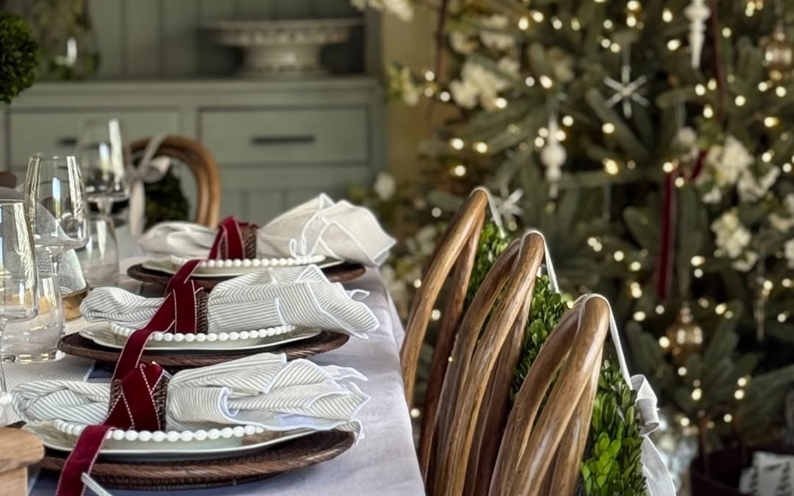 Kakšne bodo letošnje praznične mize? Trendi, ki jih boste videli povsod