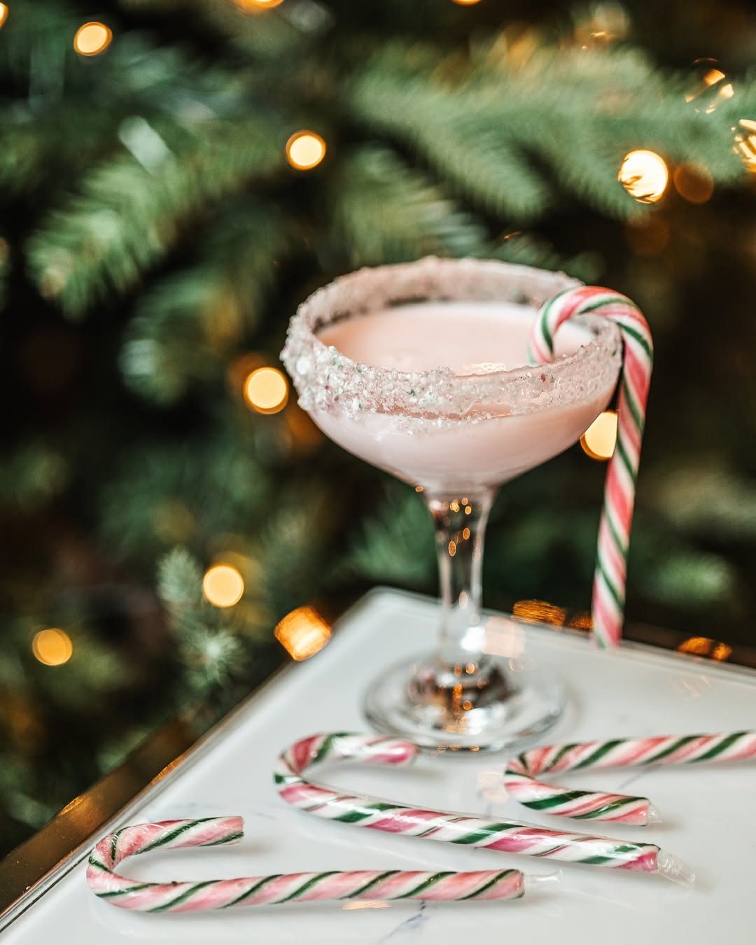 Praznično okrašen koktajl