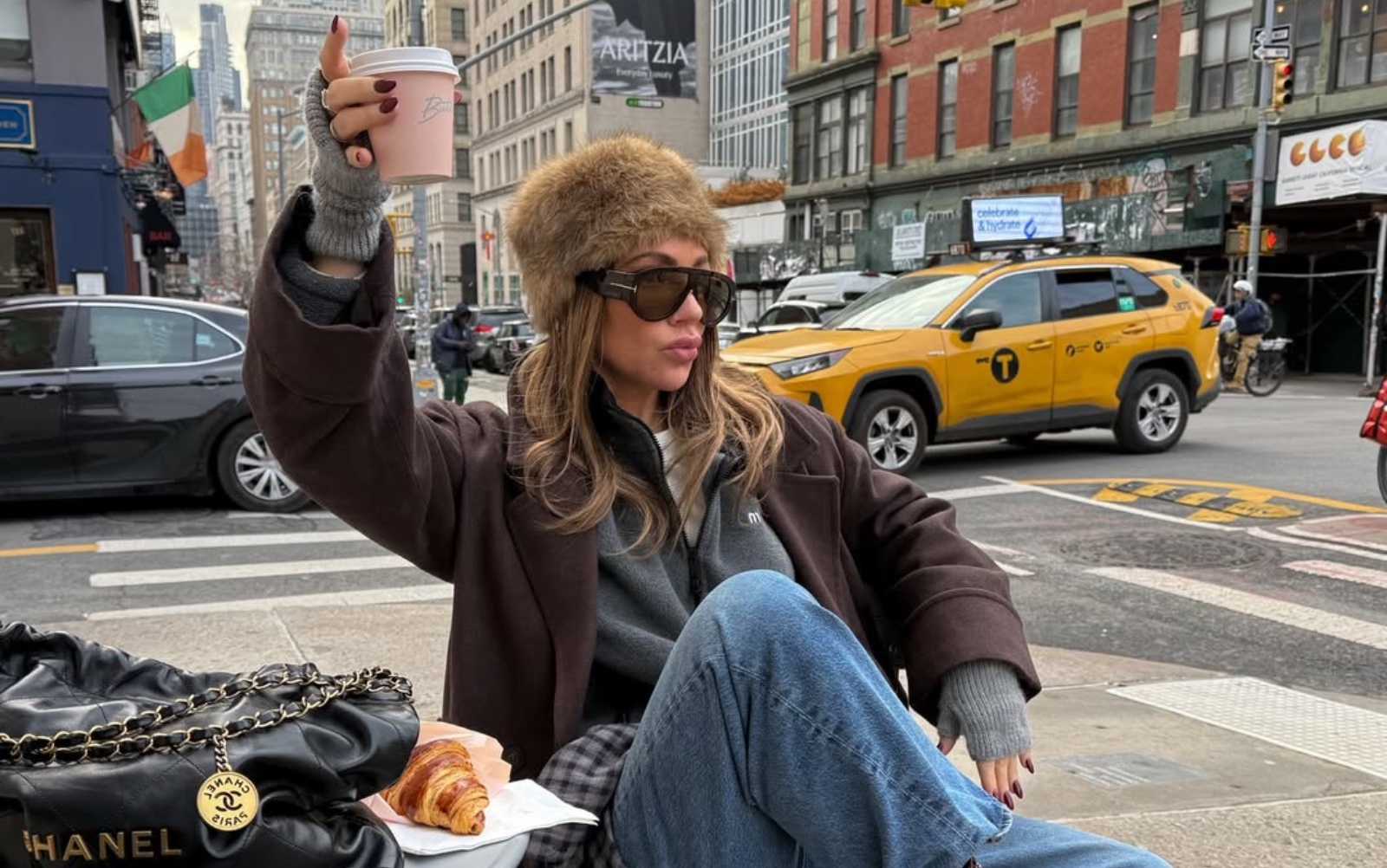 Trendi kavbojk za leto 2026: kaj bo ‘in’ in kaj odhaja iz mode