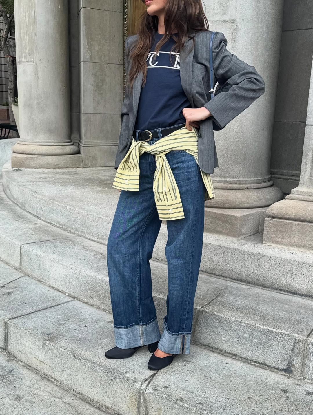 Ženska v kavbojkah na stopnicah