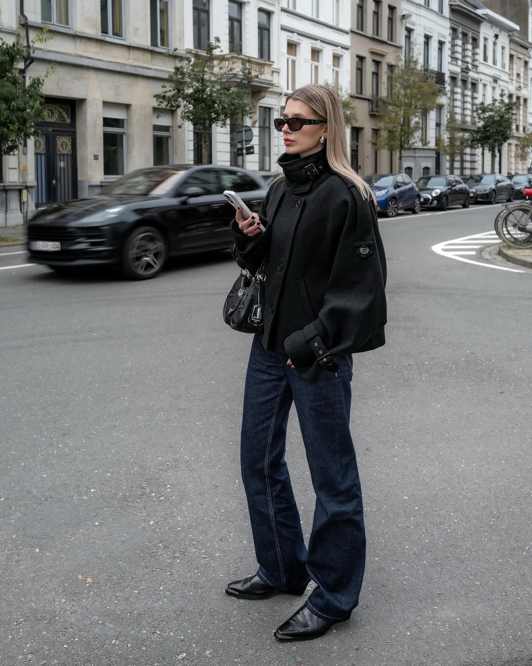 Ženska v kavbojkah sredi ulice