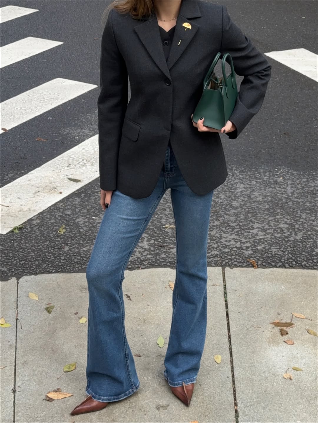 Ženska v kavbojkah sredi ulice