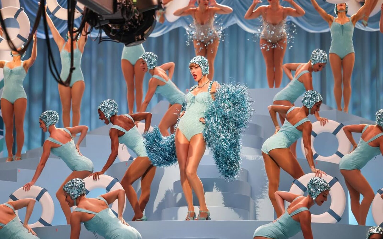 Trend golega oblačenja in vrnitev “showgirl” kostumov