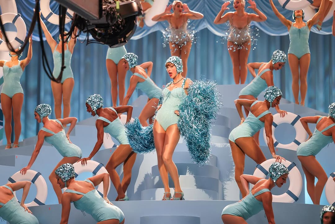 Trend golega oblačenja in vrnitev “showgirl” kostumov