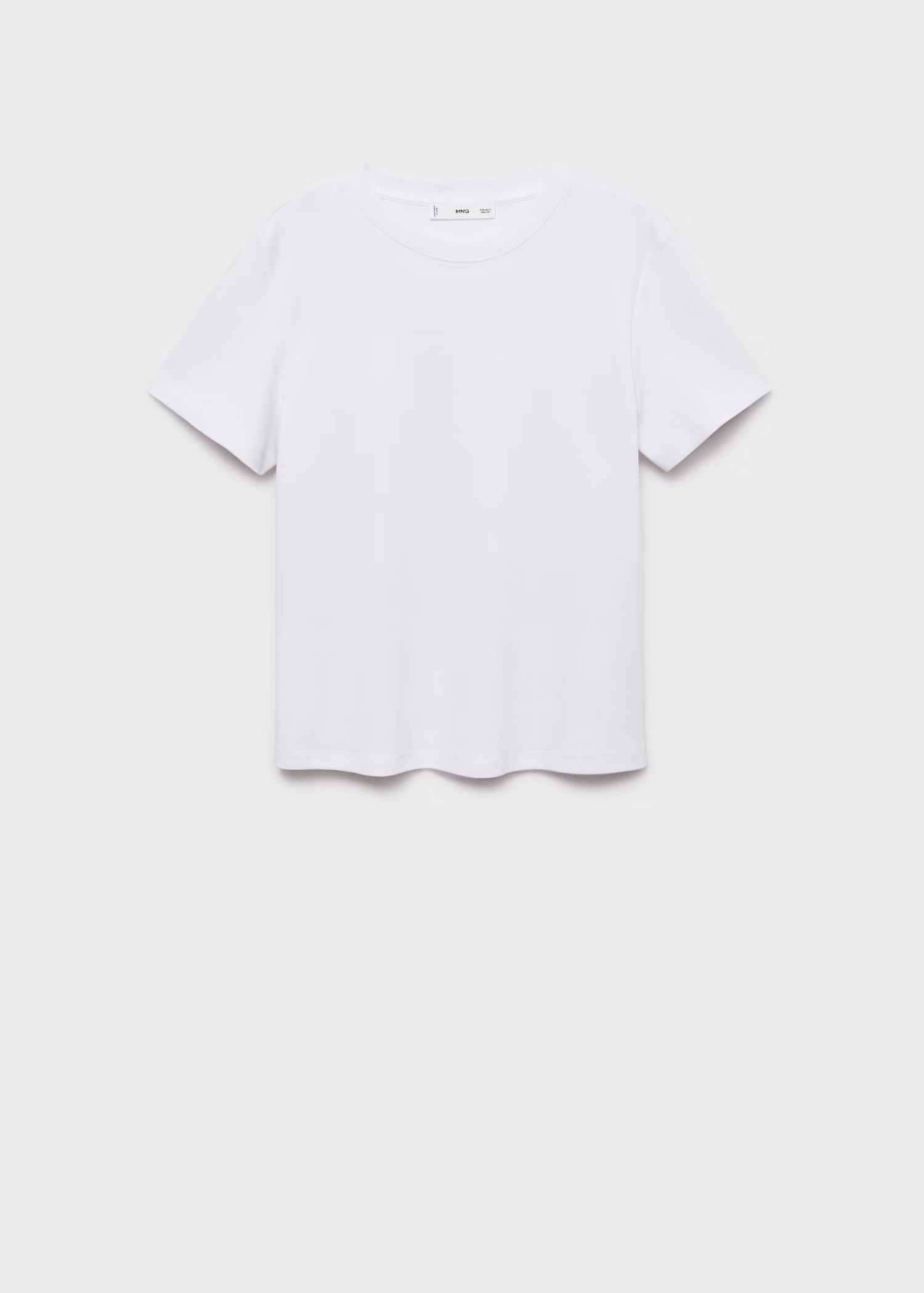 bela majica na beli podlagi