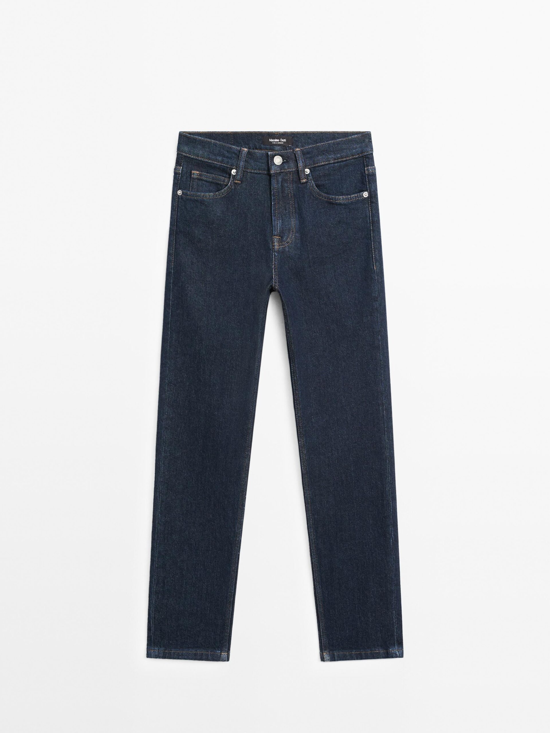 jeans na beli podlagi